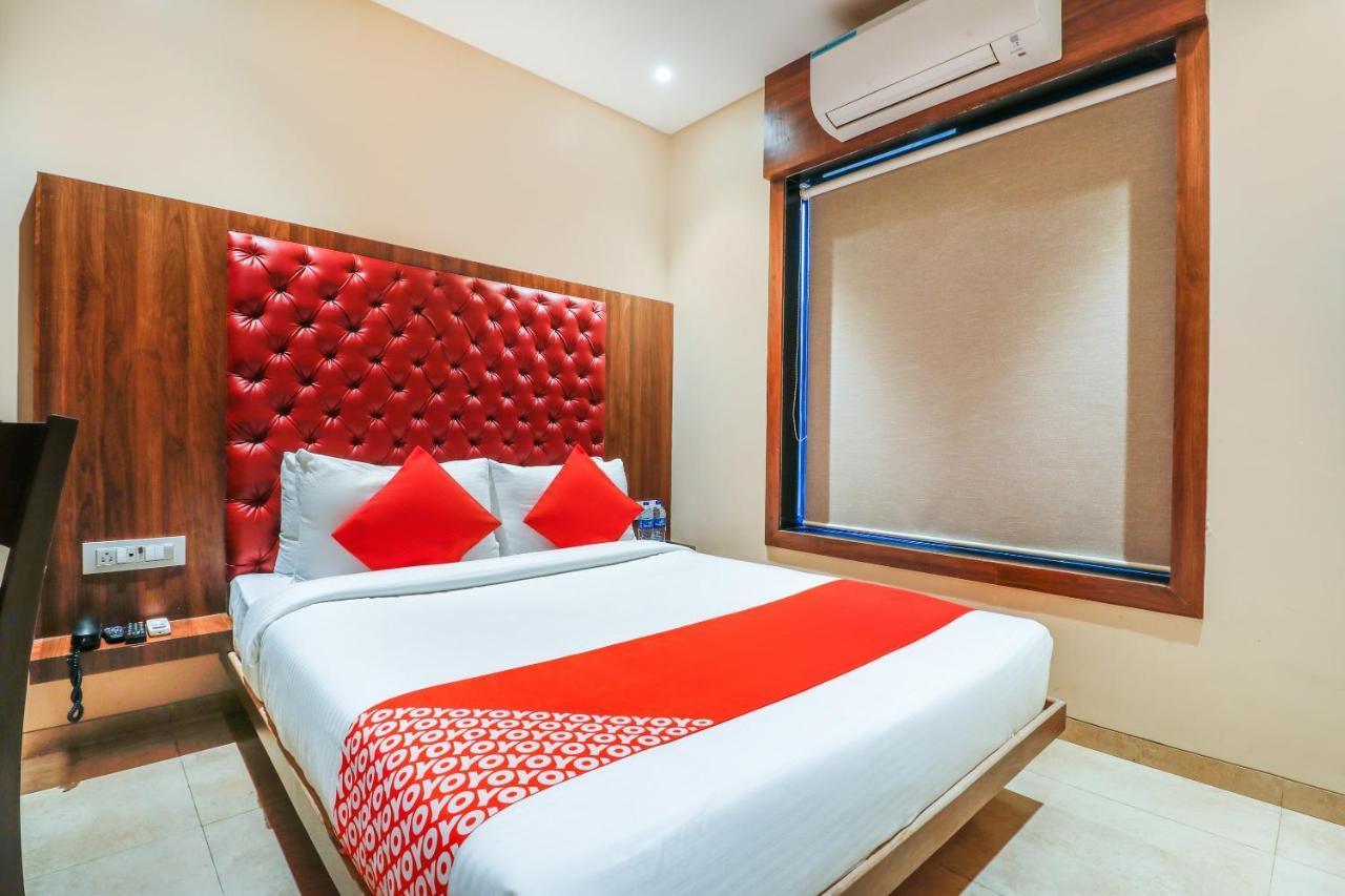 Oyo 70475 Hotel Sea Breeze Bombaim Exterior foto